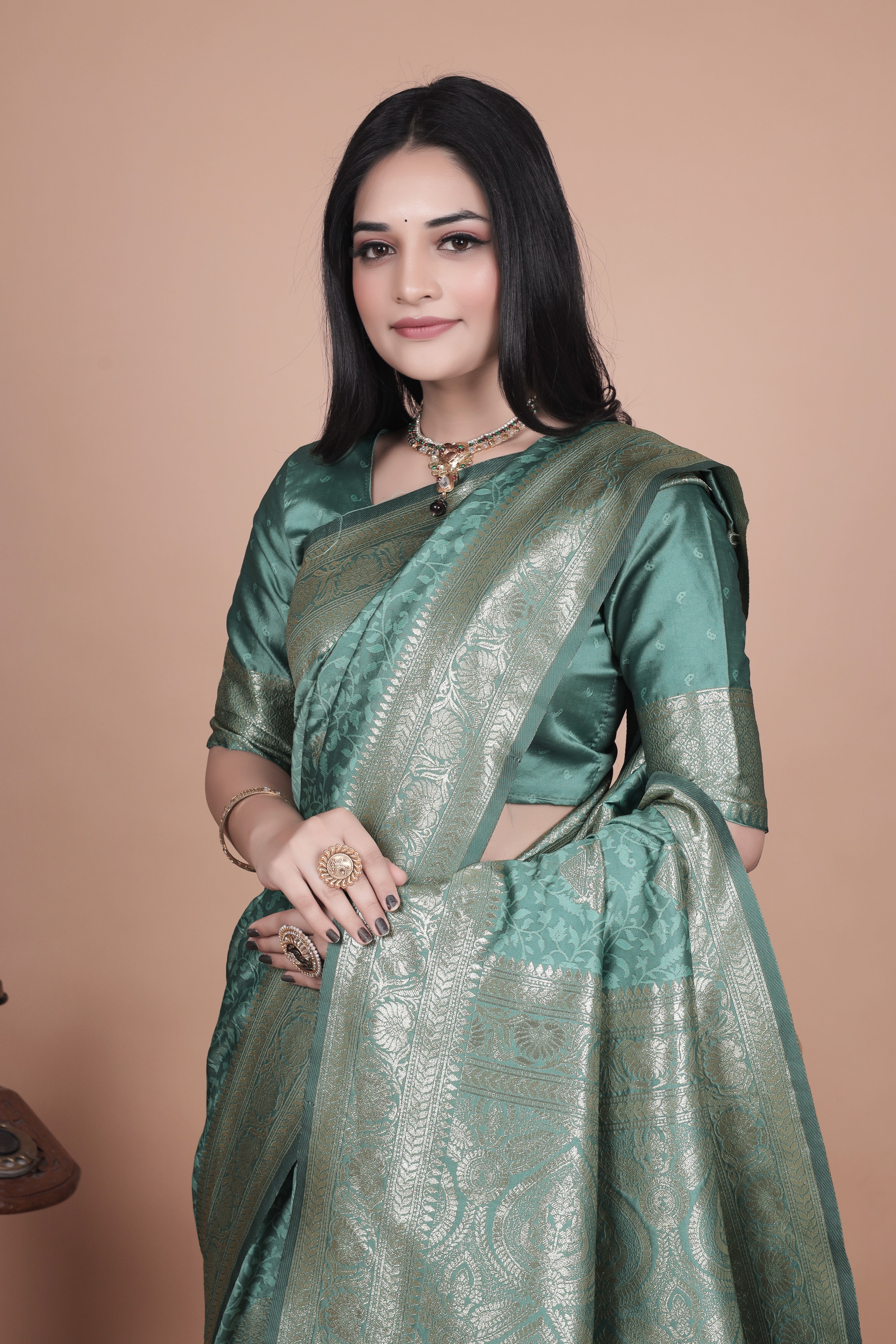 Banarasi Silk Saree with Gold Zari Butti & Ornate Pallu with 4 color option ✨💠