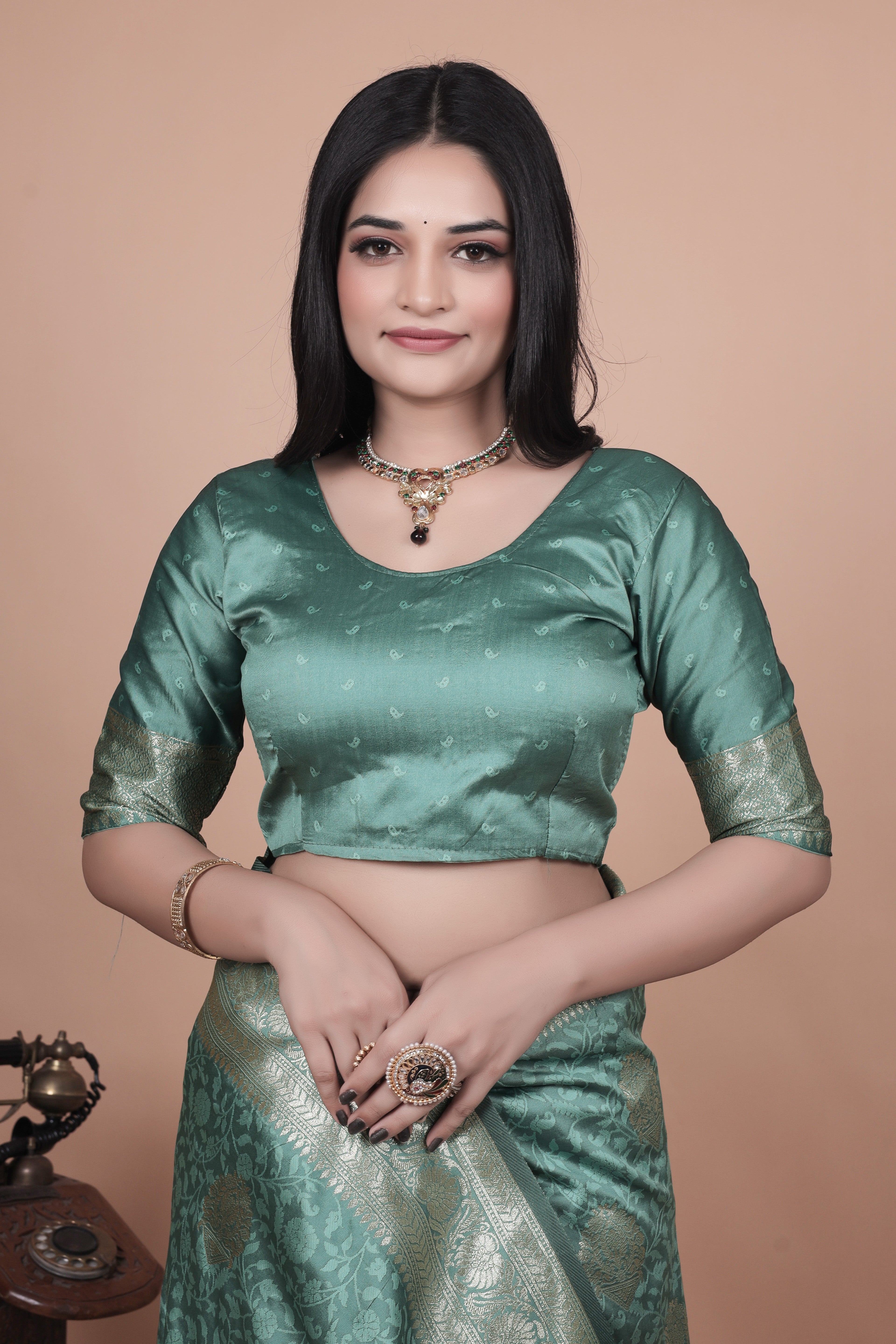 Banarasi Silk Saree with Gold Zari Butti & Ornate Pallu with 4 color option ✨💠